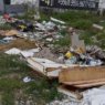 Moradores de Tambaú enfrentam acúmulo crônico de entulho em terreno aberto