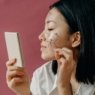 Excesso de skincare pode comprometer a barreira da pele e agravar problemas dermatológicos
