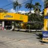 Sob os guarda-sóis da Cerveja Express, as mesas deram lugar ao silêncio